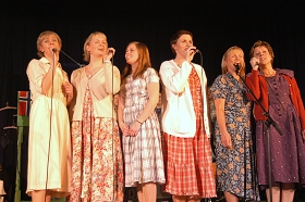 Heptekjerr-jentene synger