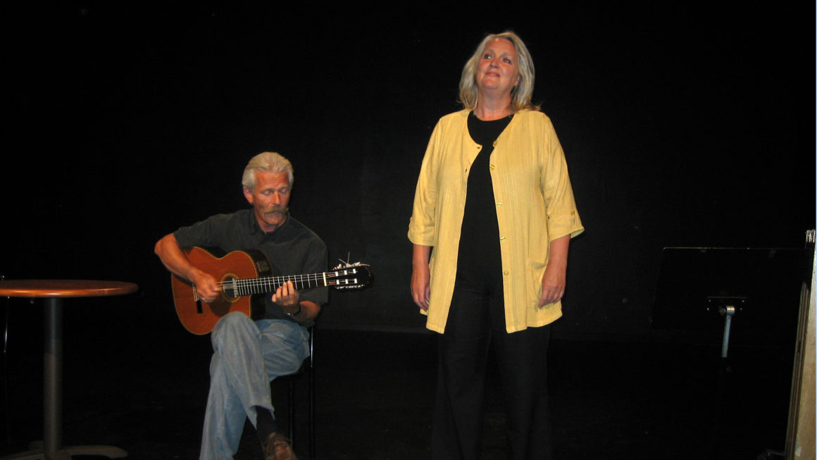 Jan Erik og Anne Ma Usterud synger på en internforestilling i Det Dramatiske Selskab